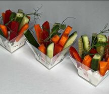 Овощное крудите с соусом блю чиз