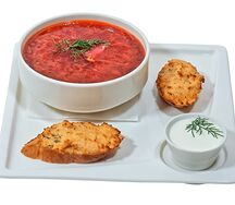 Борщ из телятины с чесночно-сырными гренками