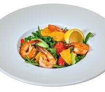Салат с авокадо с клубникой и рукколой