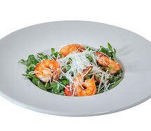 Салат из рукколы с тигровыми креветками