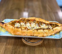 Пиде с фаршем и сыром открытое