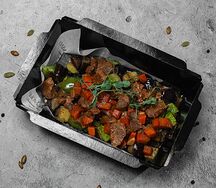 Гуляш из говядины с овощным рагу 