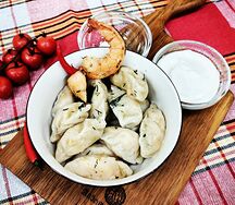 Пельмени с тигровой креветкой и лососем