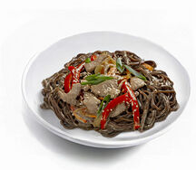 Гречневая лапша WOK со свининой и сливочным соусом