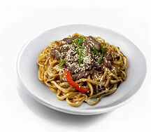 Гречневая лапша WOK с говядиной и сливочным соусом