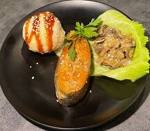 Стейк из красной рыбы с рисом и салатом