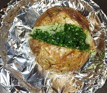 Картофель печеный с укропом и чесноком