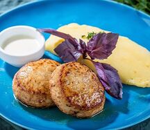 Куриные котлеты с картофельным пюре