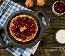 Пирожное с вишней, творогом и грецким орехом