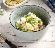 Салат с копчёной курицей, пекинской капустой и сухариками с чесноком