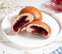 Пирожок сдобный вишнёвый