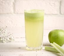 Свежевыжатый сок из зеленых яблок и сельдерея