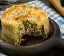 Пирог на песочном тесте с курицей и брокколи