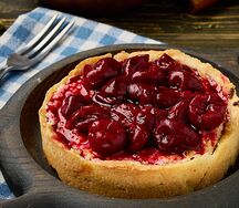 Пирожное с вишней, творогом и кешью