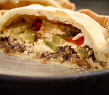 Тарт сытный Говядина, черри и огурец