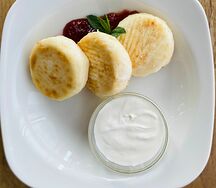 Сырники со сметаной и клубничным джемом