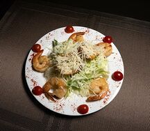 Салат Цезарь с креветками
