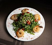 Салат с рукколой и тигровыми креветками