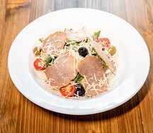 Салат с рукколой и балыком