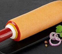 Французский хот-дог с колбаской чили гриль