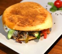 Шава-кукарача в лепешке с бараниной