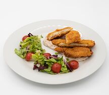 Шницель из курицы на ореховом креме с пестрым салатом