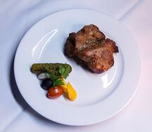Стейк из свинины в медово-горчичном соусе