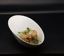 Рис с овощами, соевым соусом и чесноком