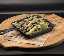 Жареный картофель с грибами и луком