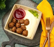 №20 Картофельное пюре и фрикадельки икеевские с брусничным соусом