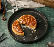 Тарт с карамелью и арахисом