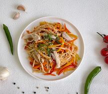 Лапша с овощами и соусом Устричный
