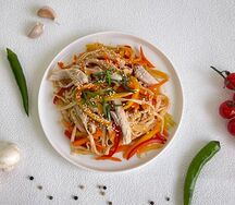 Лапша с овощами и соусом кимчи