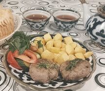 Картошка по домашнему с котлетой