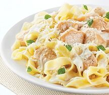 Фетучини с мясом цыпленка, запеченные под соусом Морней