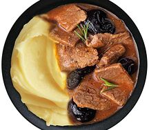 Говядина тушеная с черносливом и картофельным пюре