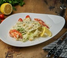 Салат Цезарь с креветками