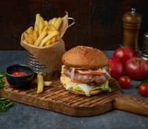 Бургер с картофелем фри