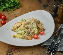 Салат Цезарь с курицей