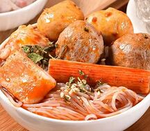 Рамен с фунчозой и томатным соусом на говяжей косточке с крабовой палочкой и сурими