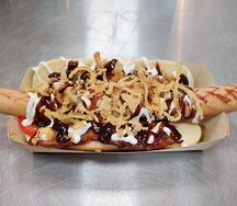 Хот-дог с говяжьей сосиской и беконом