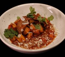 Соте из бараньего окорока с овощами