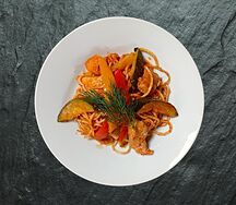 Спагетти с курицей в томатном соусе