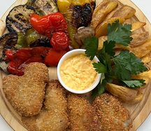 Куриная крылья с овощами