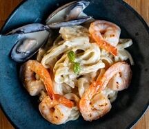 Паста сливочно-чесночная с креветками 