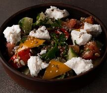 Овощной салат с мягким сыром