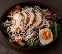 Салат Цезаридзе с маринованным цыпленком