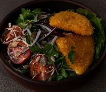 Салат с жареным сулугуни