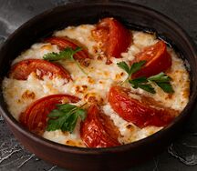 Сулугуни запечённый с томатами