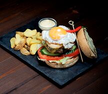 Бургер с яйцом и луковыми кольцами